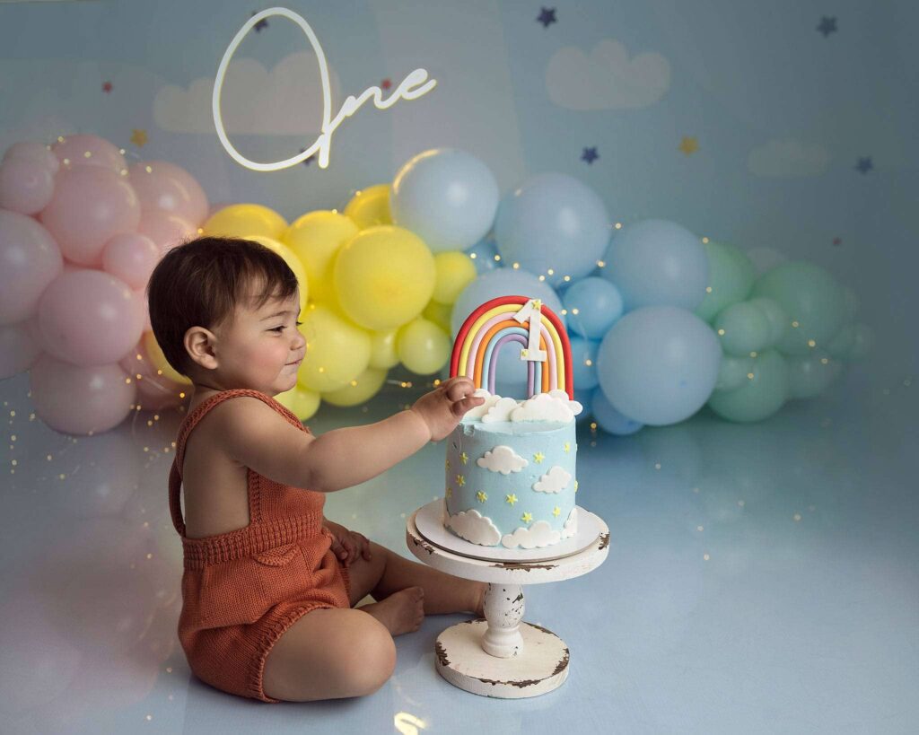 Bambino con torta di compleanno sul set smashcake